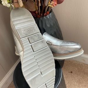 These shoes are a size 7 they’ve been very lightly used.